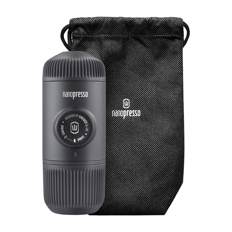 Ekspres Nanopresso wraz z miseczką pełną świeżo palonych ziaren kawy na kuchennym blacie.